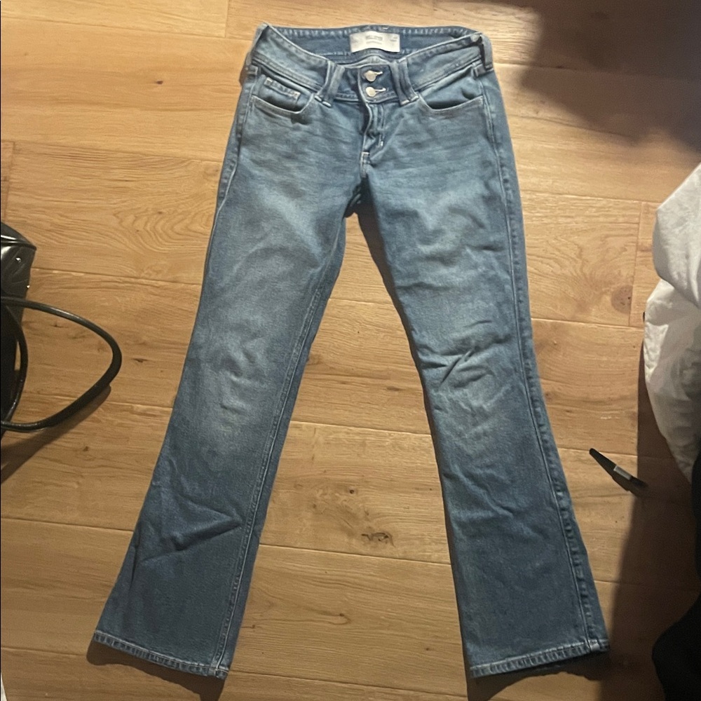 Hollister Bootcut Jeans — medium/light wash in size 25